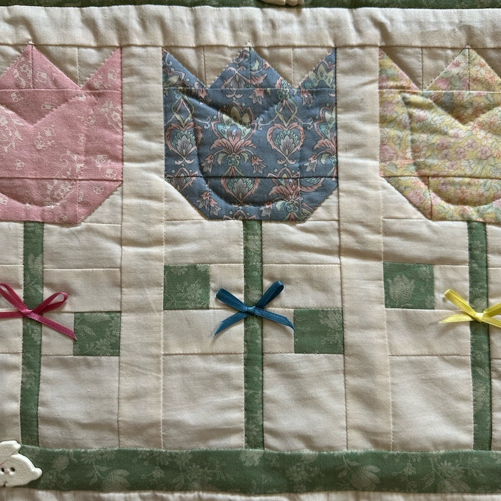Pastel Tulip Patchwork Wallhanging Mini Quilt - Green Border - Picture 2 of 2